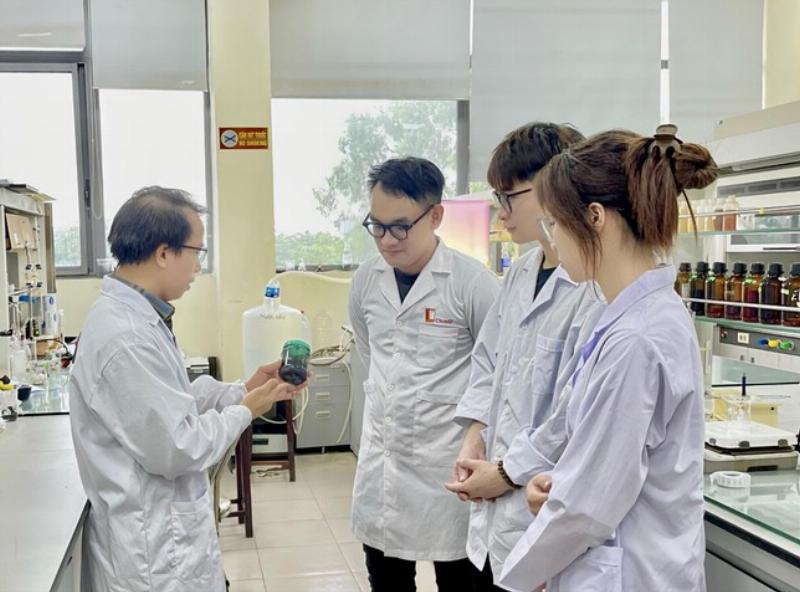 Tái chế giấy, sử dụng sản phẩm từ xenlulozo tái tạo và các ứng dụng bảo vệ môi trường từ vật liệu giàu xenlulozo